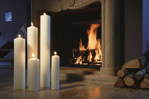 Unsere Altarkerzen in Elfenbein und...